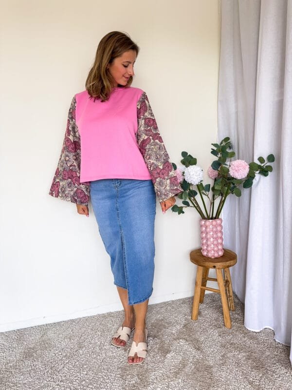 Roze sweater met jacquard mouwen