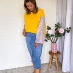 Gele sweater met jacquard mouwen