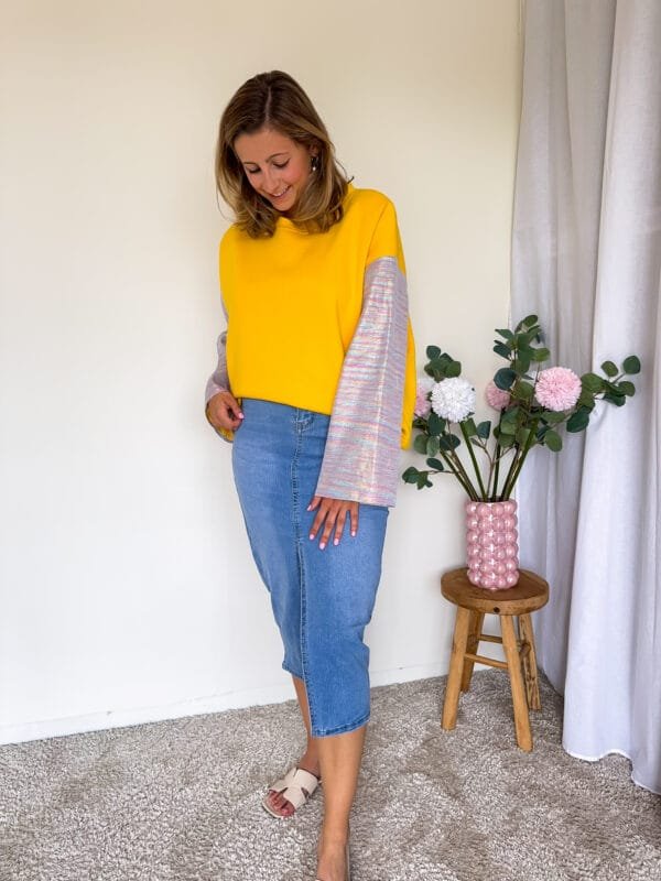 Gele sweater met jacquard mouwen