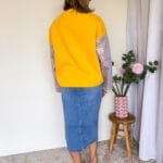 Gele sweater met jacquard mouwen