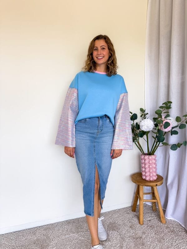 Blauwe sweater met jacquard mouwen
